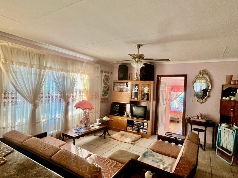 5 Bedroom Property for Sale in Fraaiuitsig Western Cape